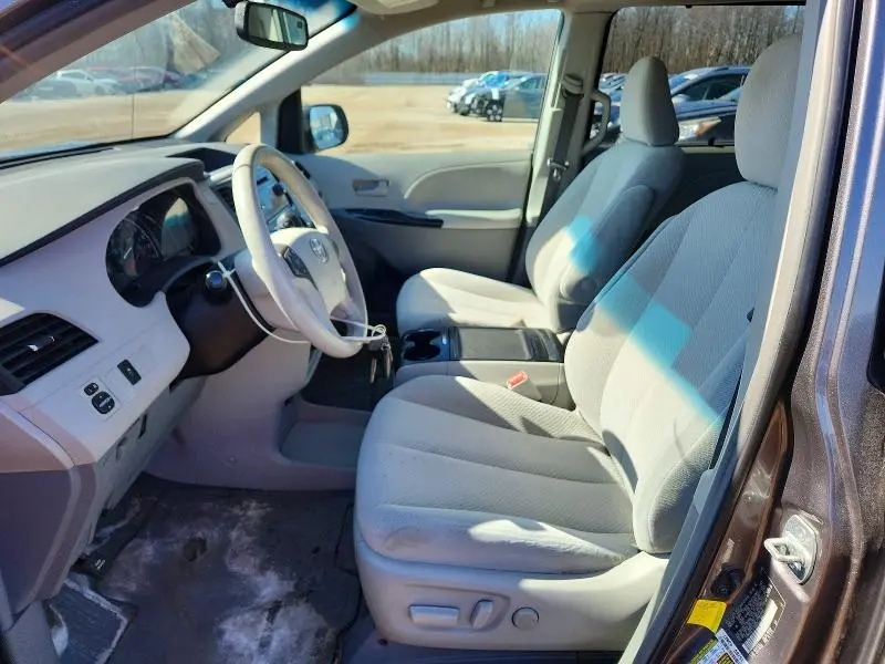 2012 TOYOTA SIENNA LE 8-PASSENGER  