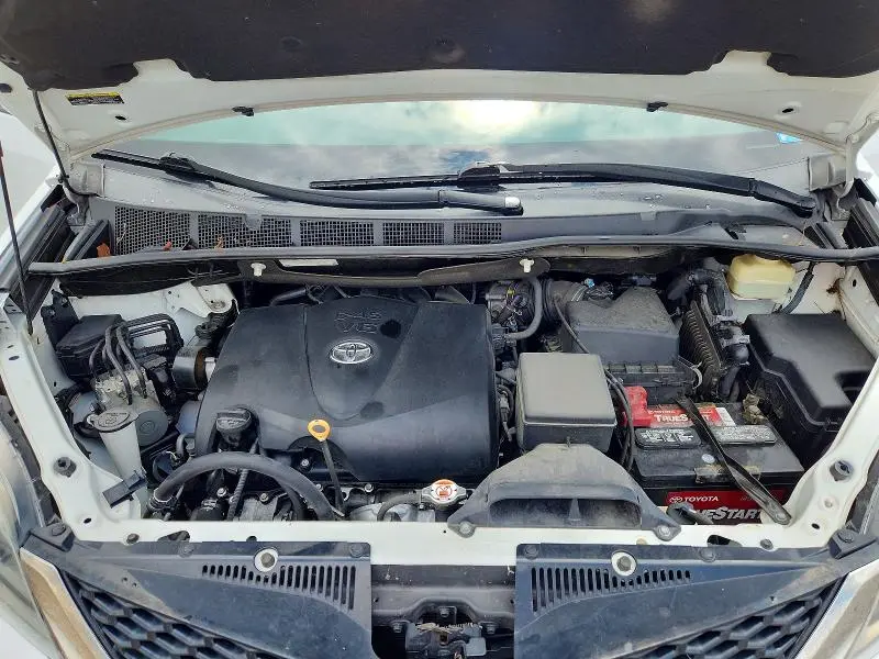 2017 TOYOTA SIENNA SE  