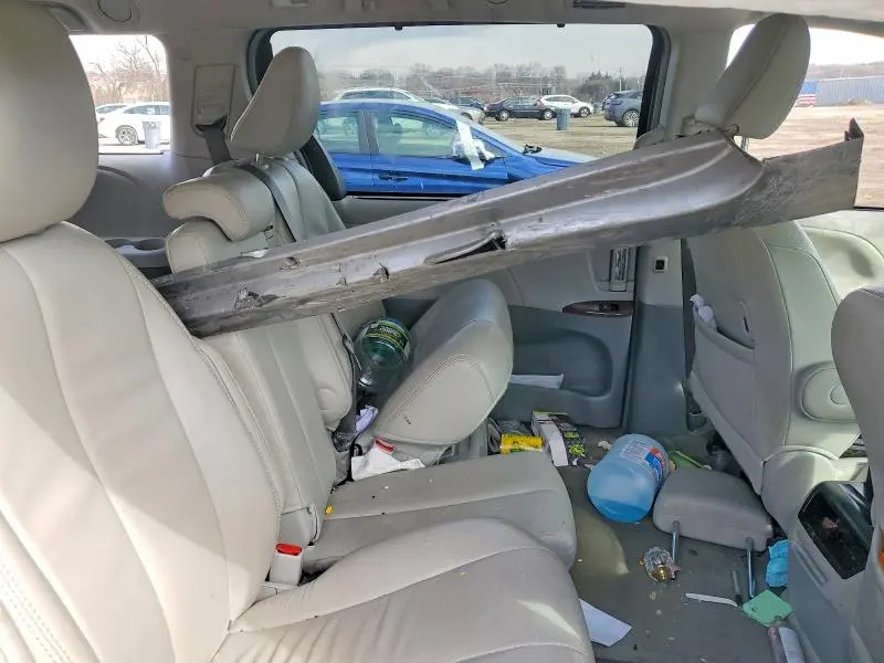 2014 TOYOTA SIENNA XLE 8-PASSENGER  