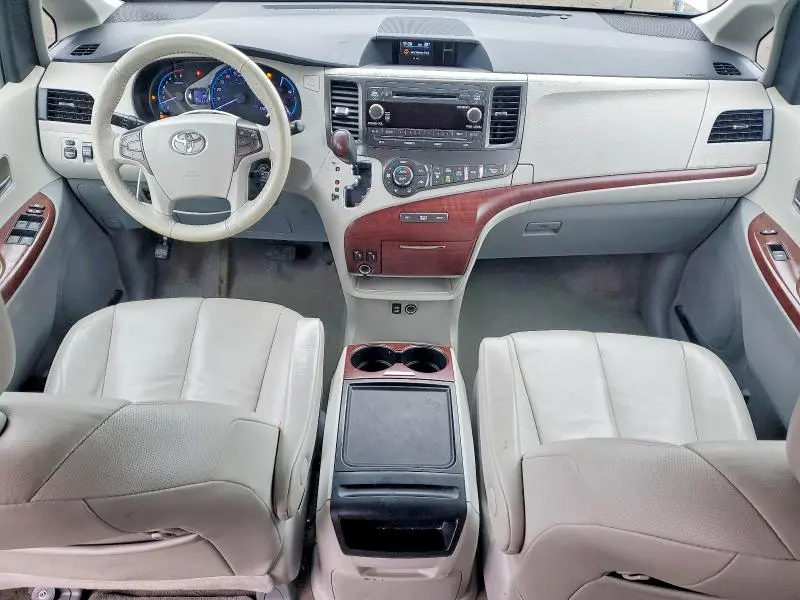 2013 TOYOTA SIENNA XLE  