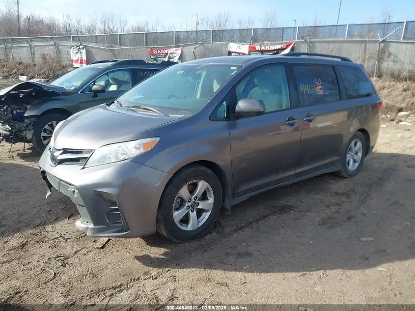 2019 TOYOTA SIENNA LE 8 PASSENGER
