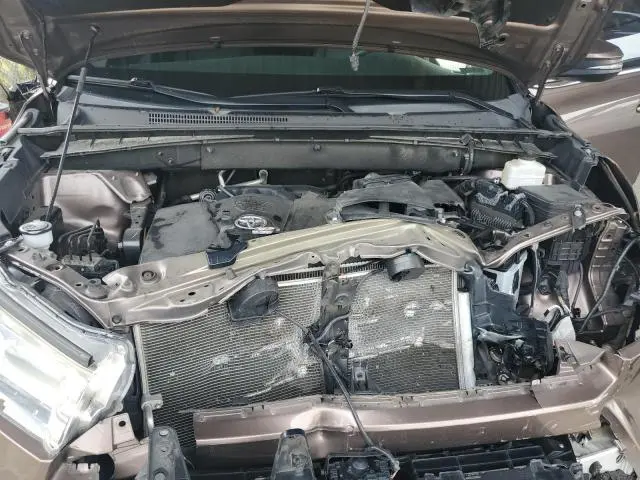 2019 TOYOTA HIGHLANDER SE  