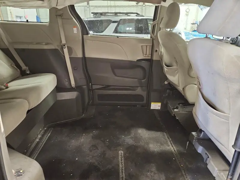 2015 TOYOTA SIENNA LE 8-PASSENGER  