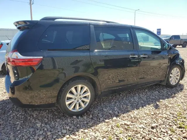 2017 TOYOTA SIENNA XLE  
