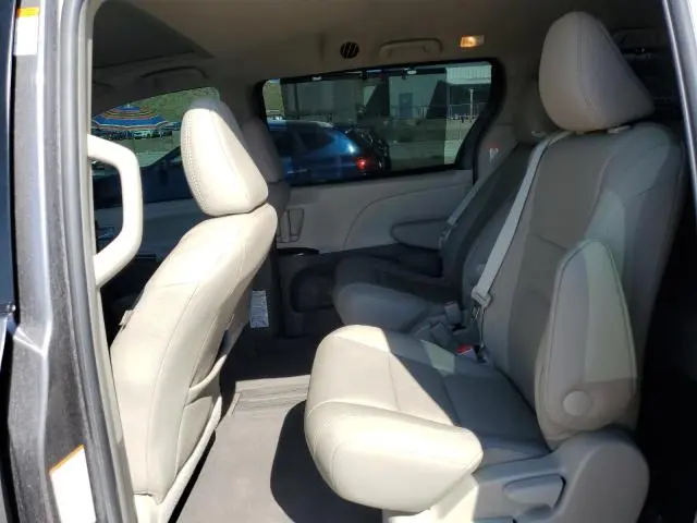 2017 TOYOTA SIENNA XLE  