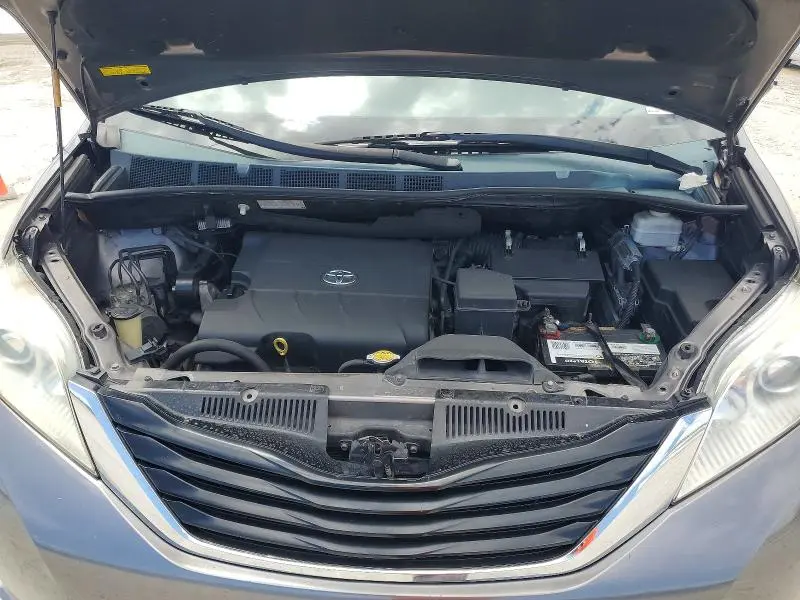 2014 TOYOTA SIENNA LE  
