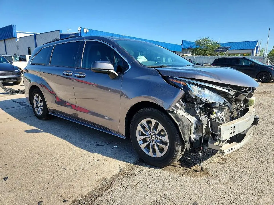 2021 TOYOTA SIENNA XLE  