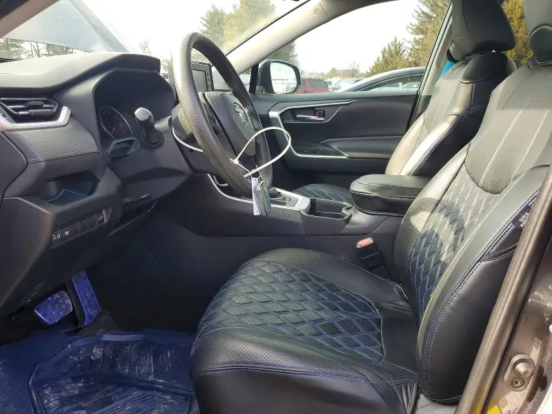 2021 TOYOTA RAV4 XLE  