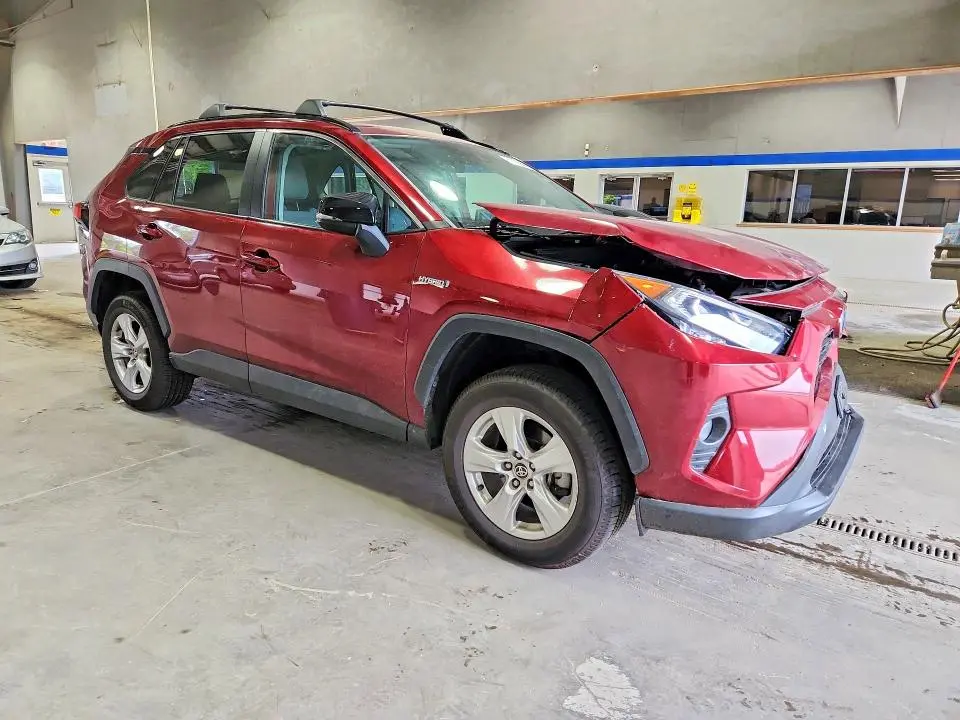 2021 TOYOTA RAV4 XLE  