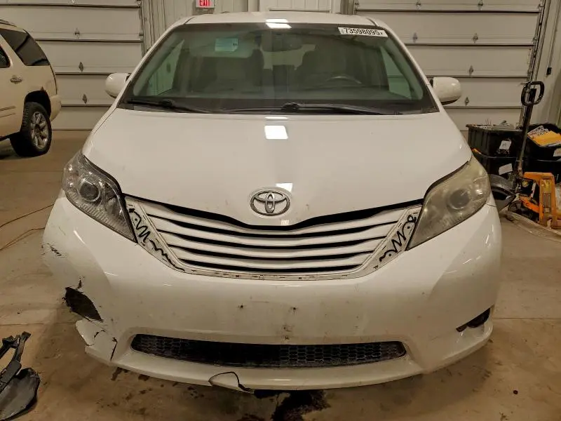 2016 TOYOTA SIENNA LE  