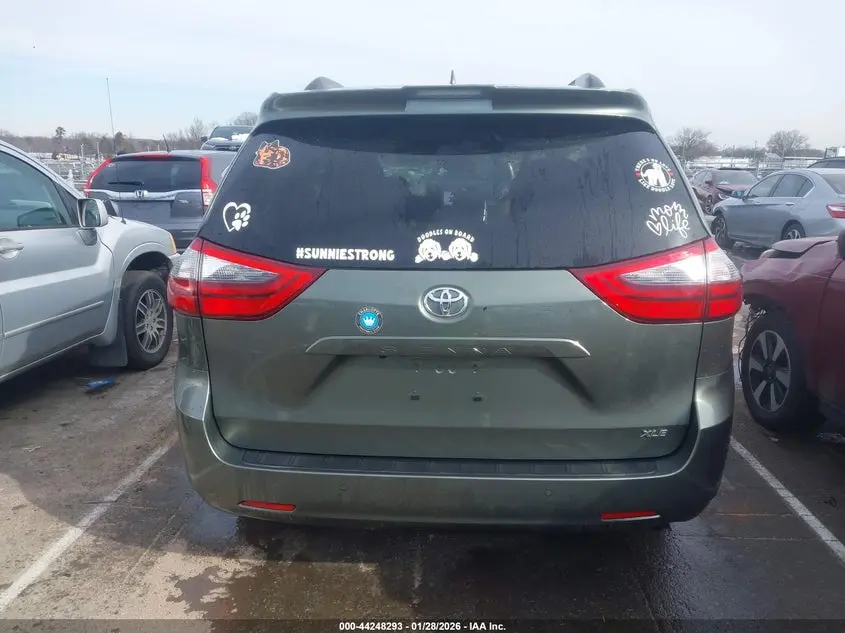 2020 TOYOTA SIENNA XLE