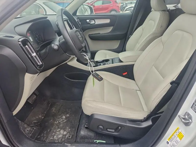 2021 VOLVO XC40 T5 MOMENTUM  