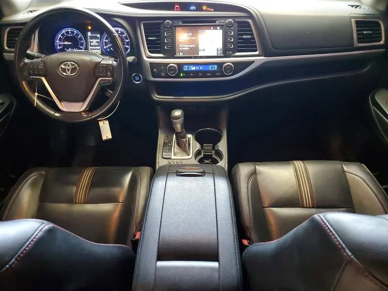 2019 TOYOTA HIGHLANDER SE  