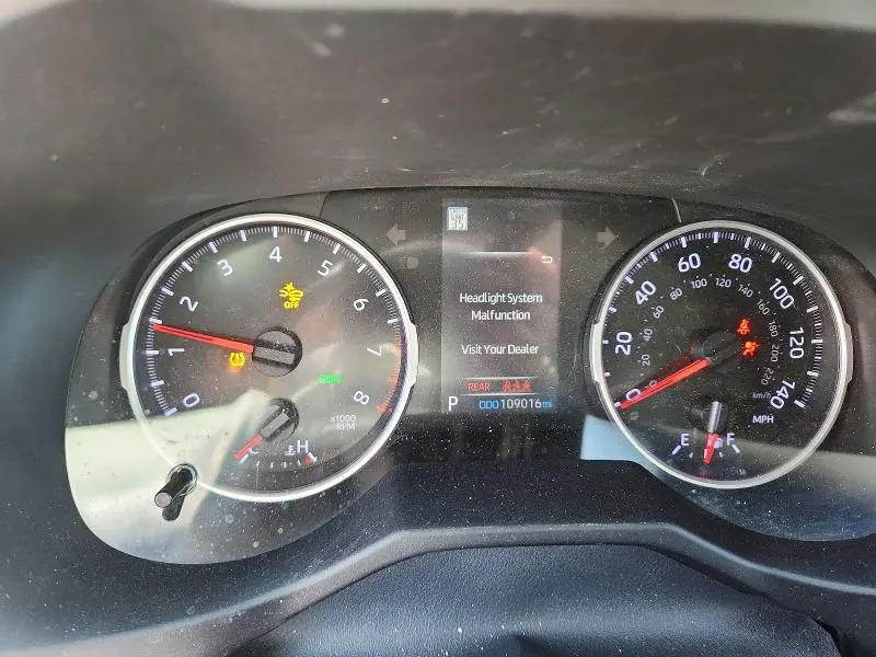 2021 TOYOTA RAV4 XLE  