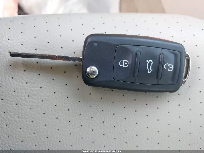 2014 VOLKSWAGEN PASSAT 2.0L TDI SE