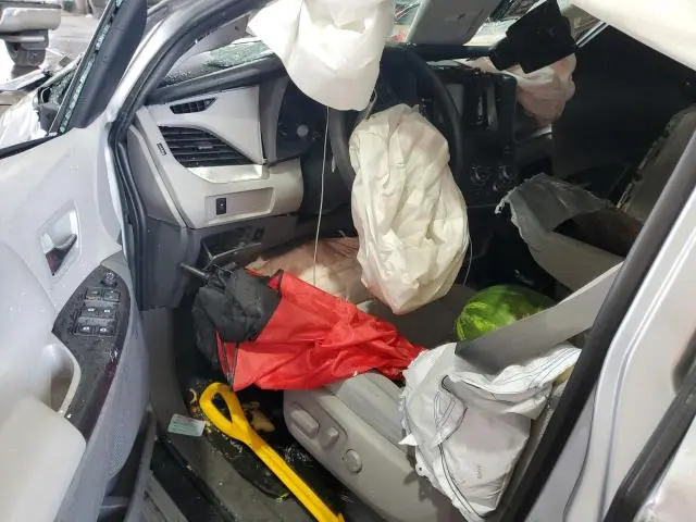2020 TOYOTA SIENNA LE  