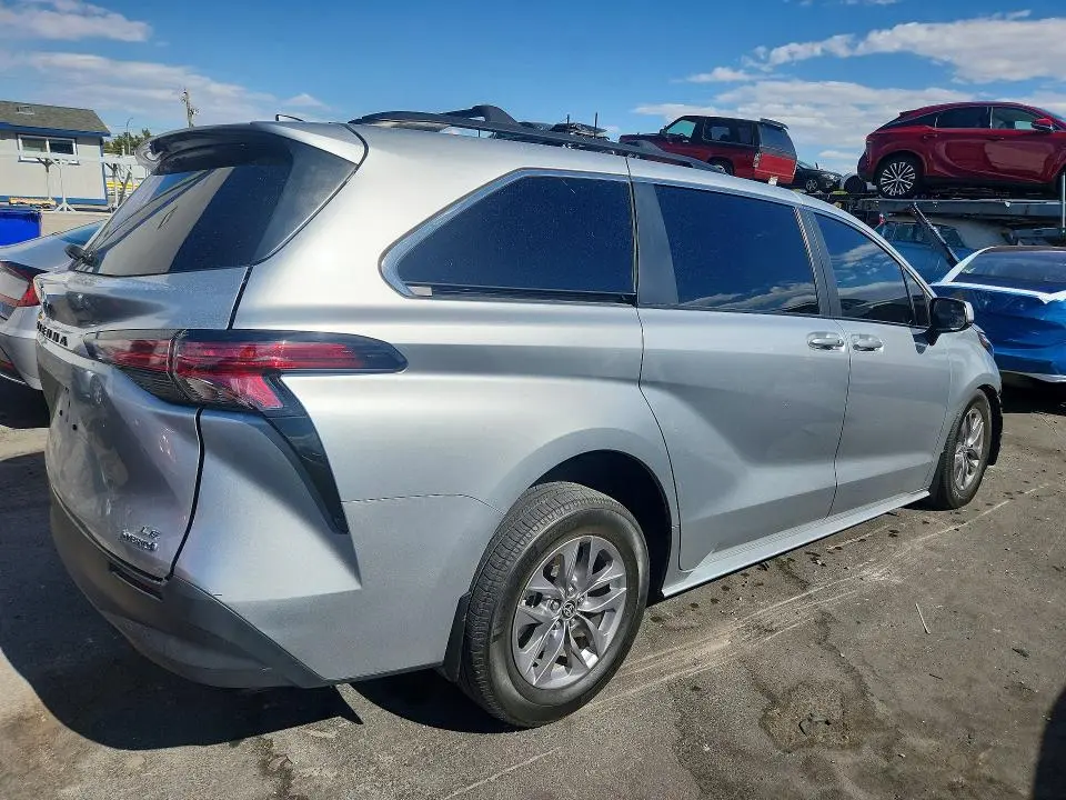 2022 TOYOTA SIENNA LE  