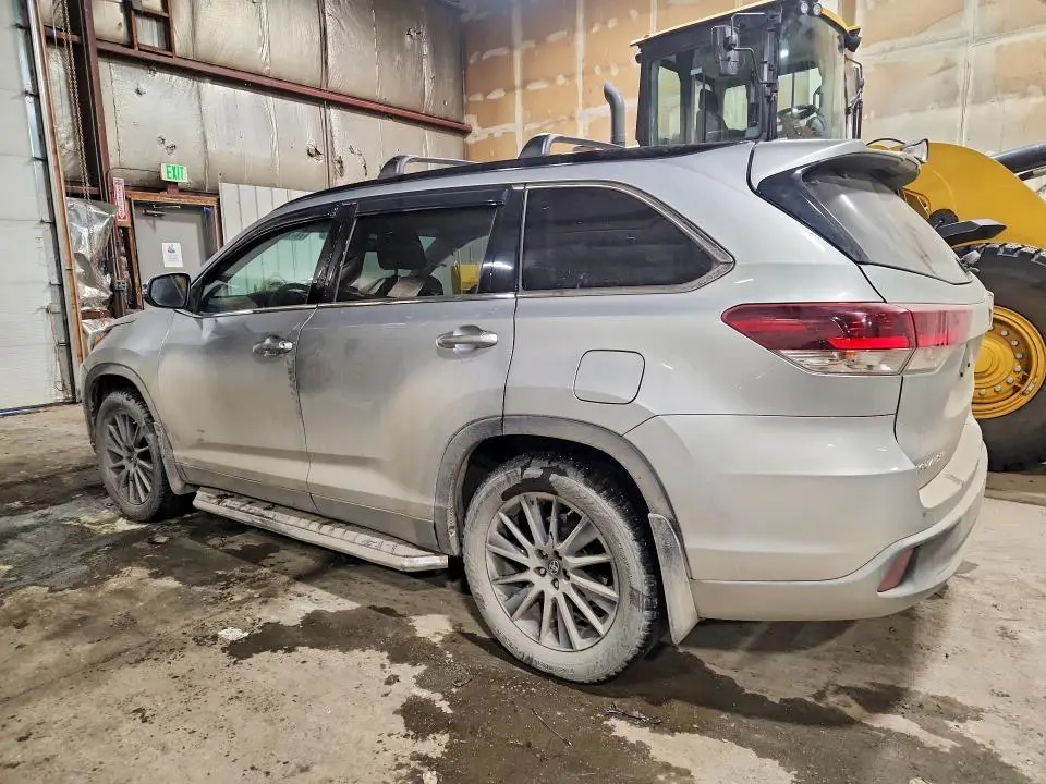 2019 TOYOTA HIGHLANDER SE  
