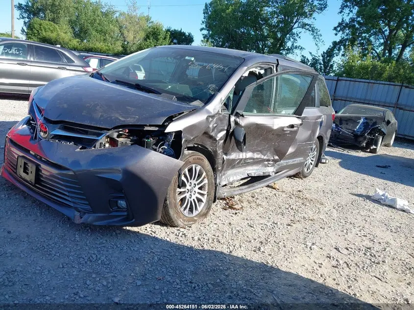 2019 TOYOTA SIENNA XLE 8 PASSENGER