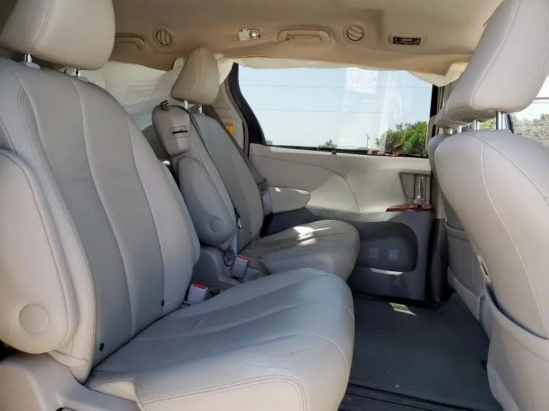 2014 TOYOTA SIENNA XLE  