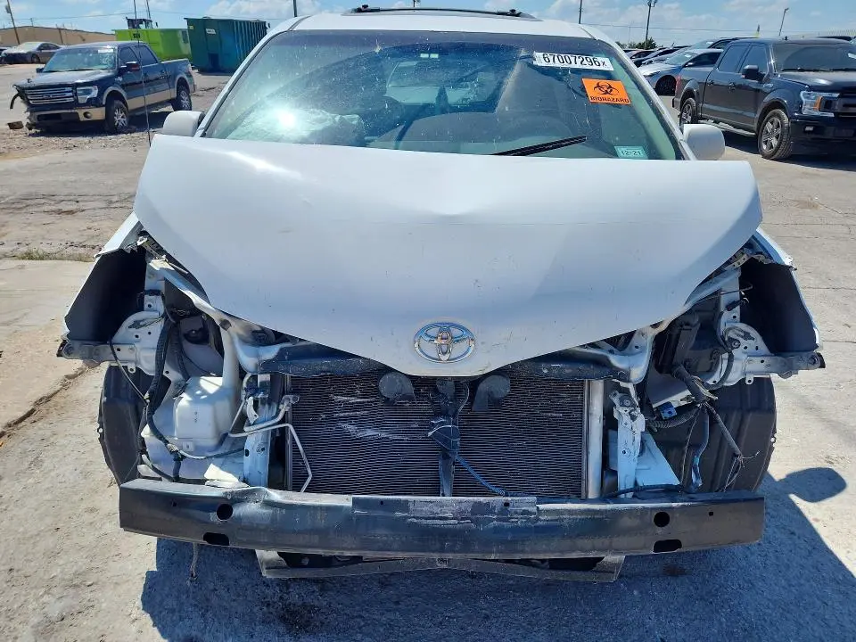 2014 TOYOTA SIENNA XLE 8-PASSENGER  