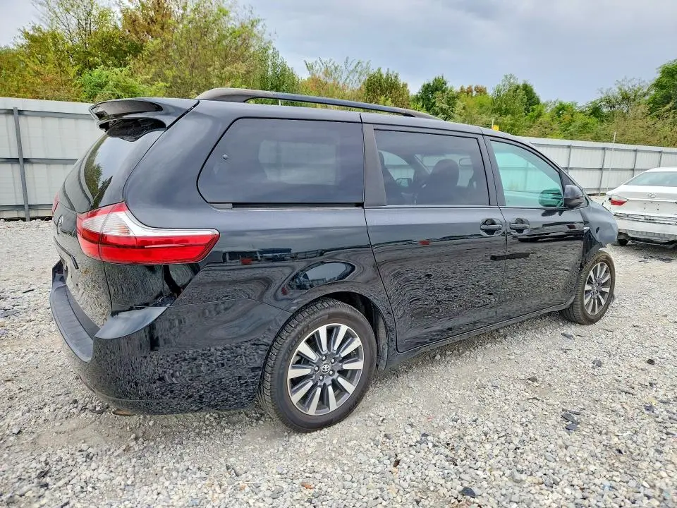 2017 TOYOTA SIENNA LE  
