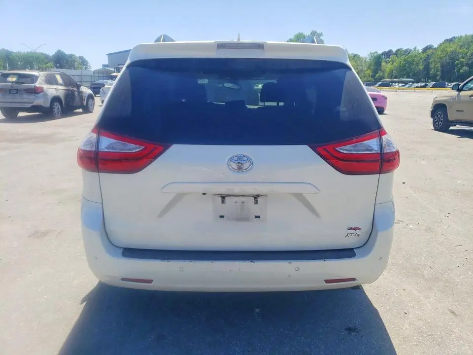 2018 TOYOTA SIENNA XLE 8-PASSENGER  