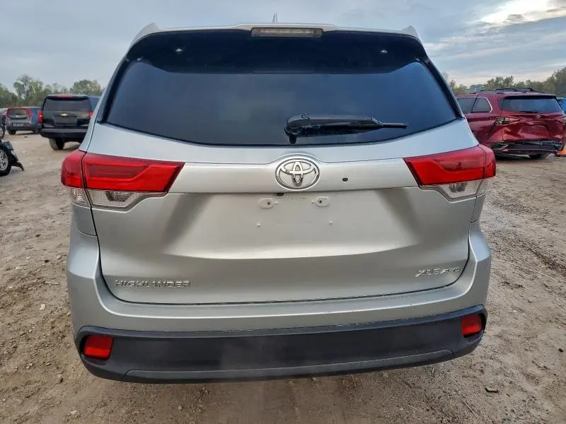 2017 TOYOTA HIGHLANDER SE  