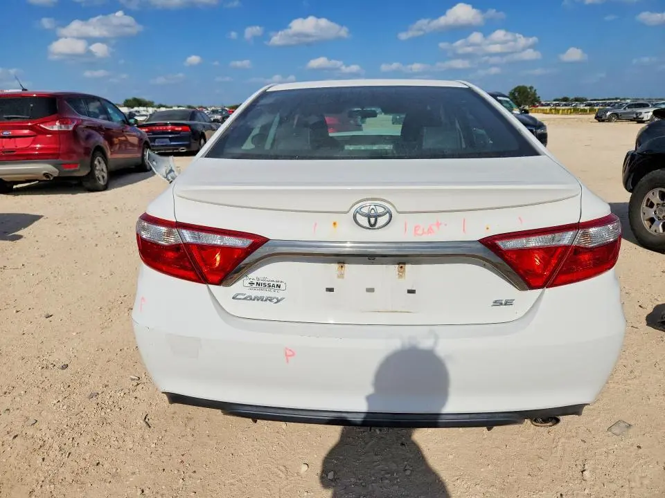 2015 TOYOTA CAMRY SE  