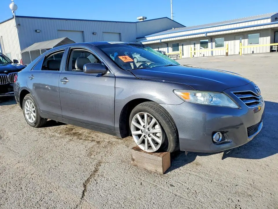2011 TOYOTA CAMRY XLE V6  