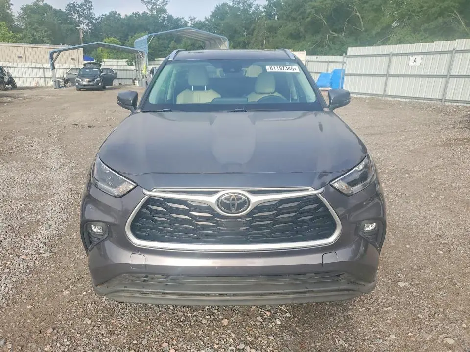 2021 TOYOTA HIGHLANDER XLE  