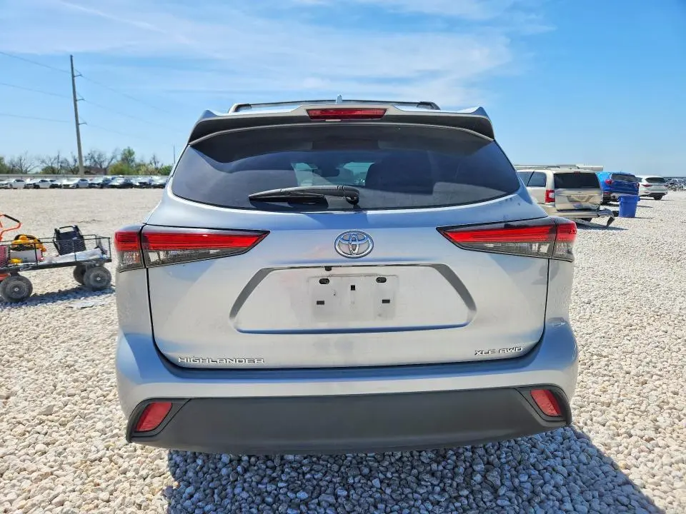 2021 TOYOTA HIGHLANDER XLE  