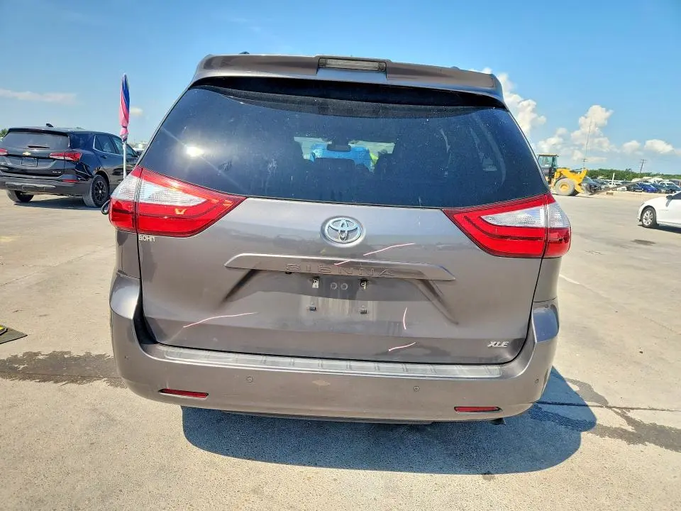 2019 TOYOTA SIENNA XLE 8-PASSENGER  
