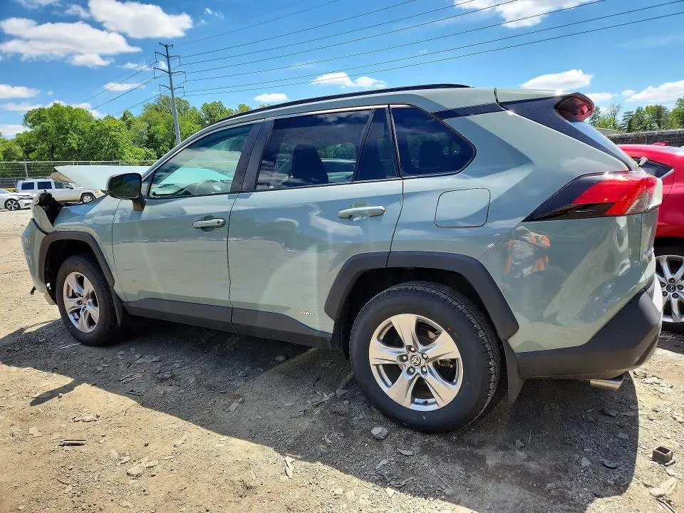 2022 TOYOTA RAV4 XLE  