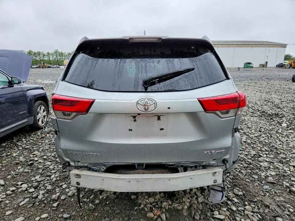 2019 TOYOTA HIGHLANDER XLE  