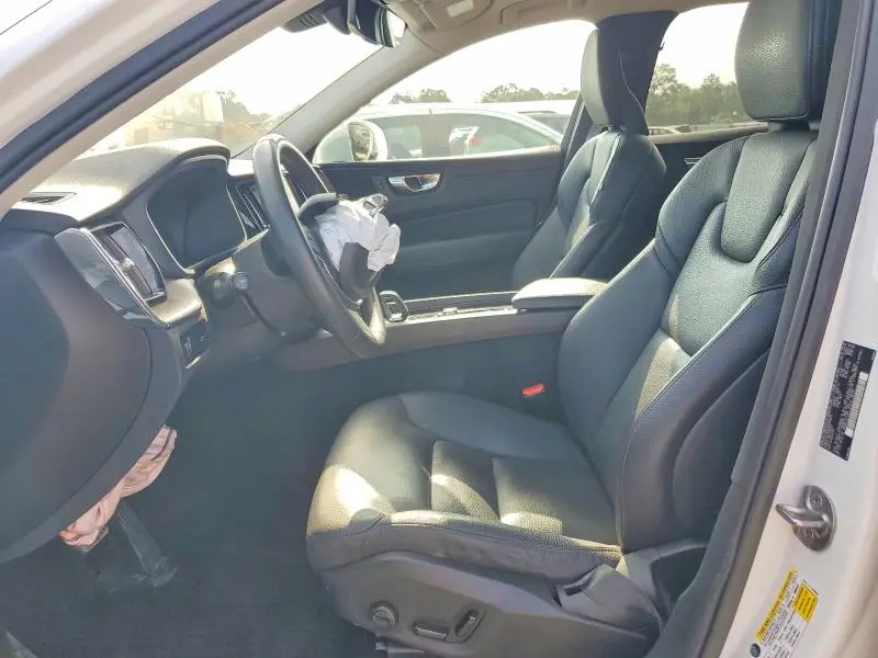2022 VOLVO XC60 B5 MOMENTUM  