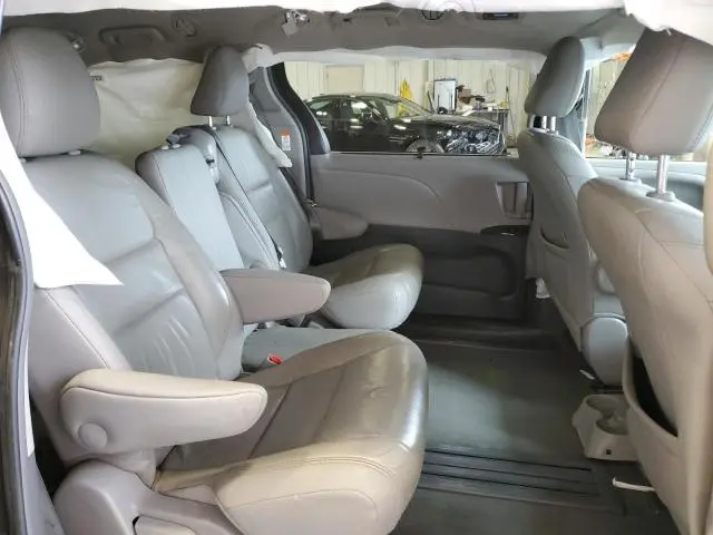 2016 TOYOTA SIENNA XLE  