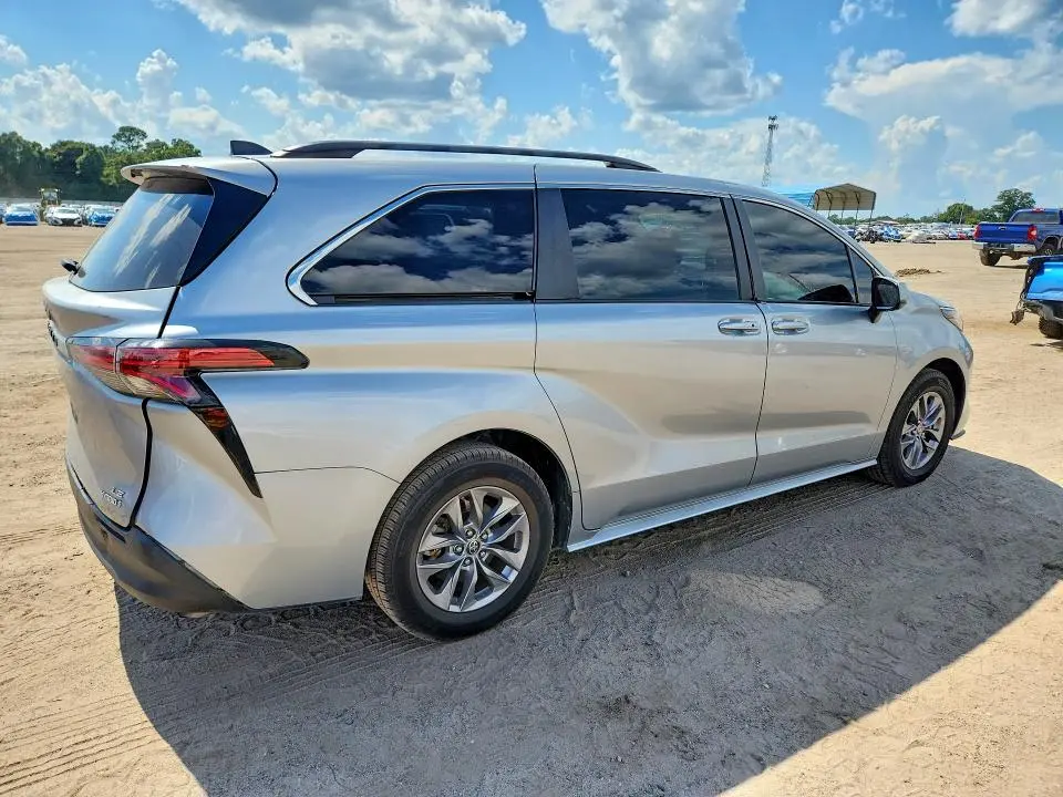 2022 TOYOTA SIENNA LE  