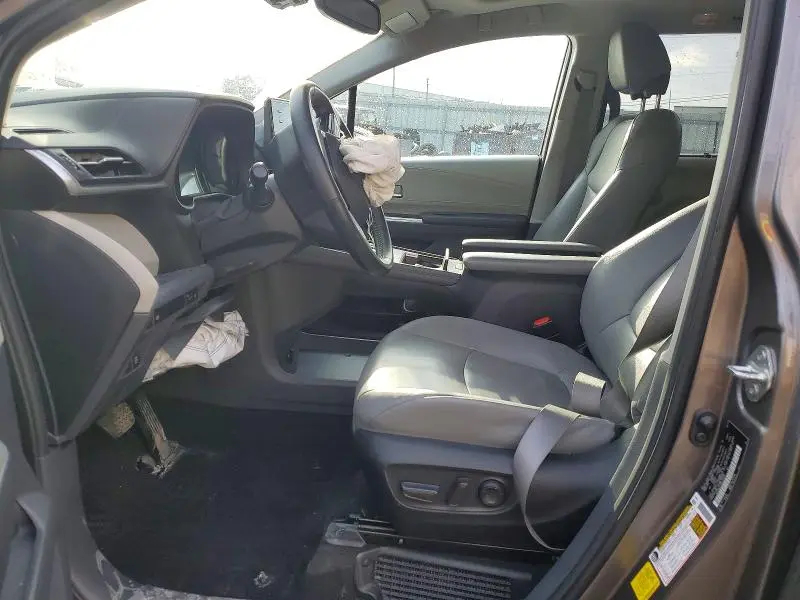 2022 TOYOTA SIENNA XLE 8-PASSENGER  