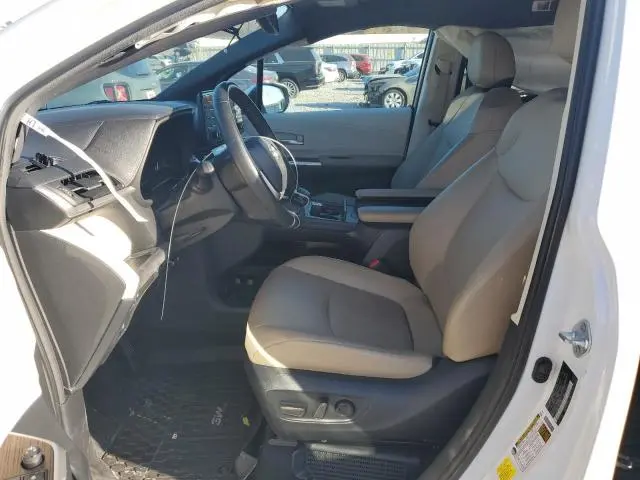 2022 TOYOTA SIENNA XLE  