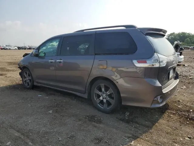 2017 TOYOTA SIENNA SE  