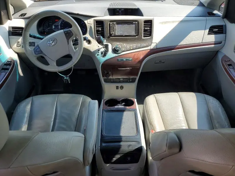 2014 TOYOTA SIENNA XLE 8-PASSENGER  