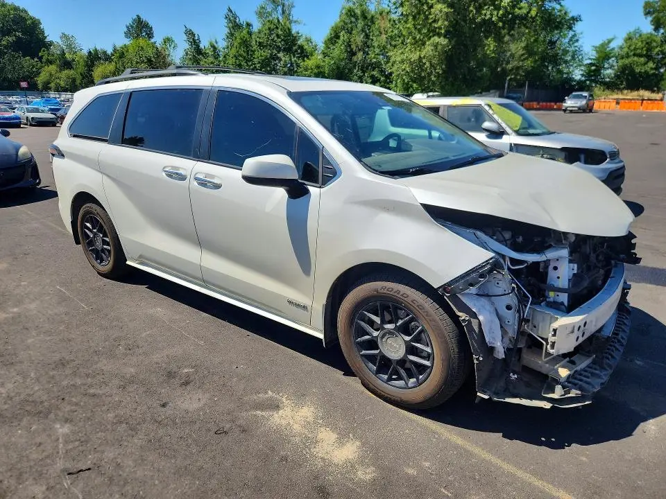 2021 TOYOTA SIENNA XLE  