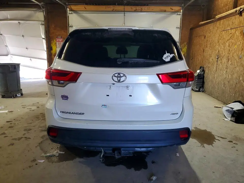 2019 TOYOTA HIGHLANDER LE  