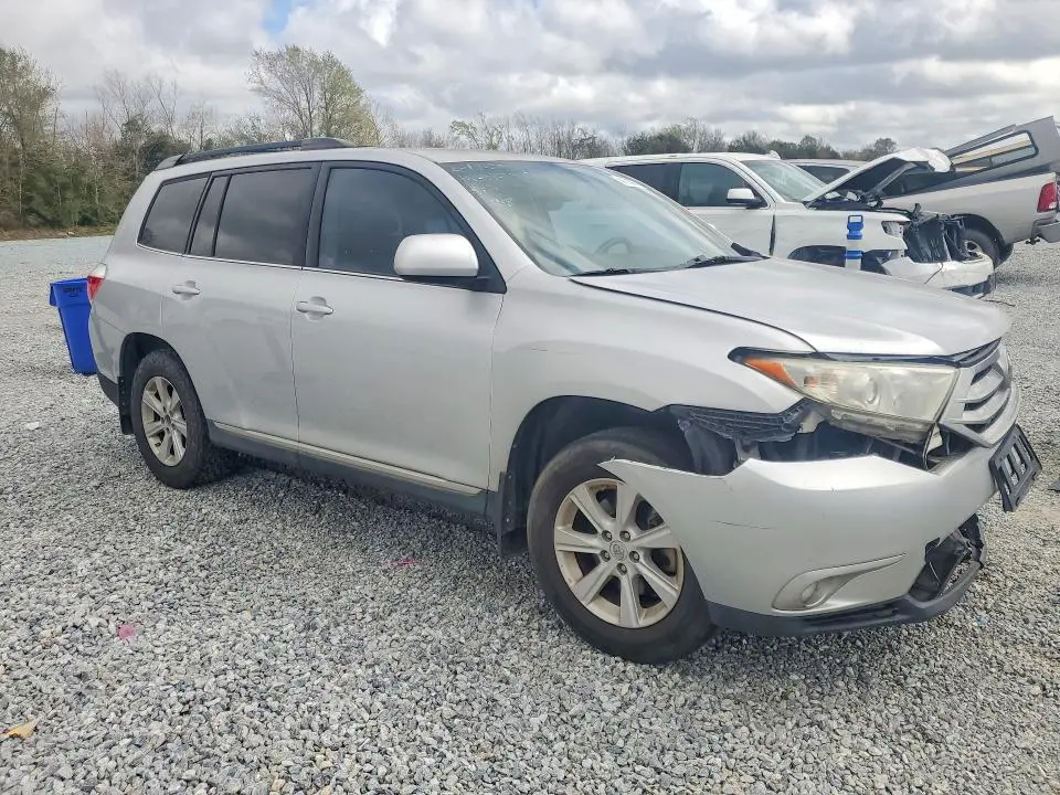 2013 TOYOTA HIGHLANDER SE  