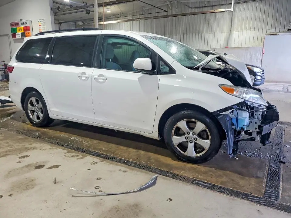 2017 TOYOTA SIENNA LE  