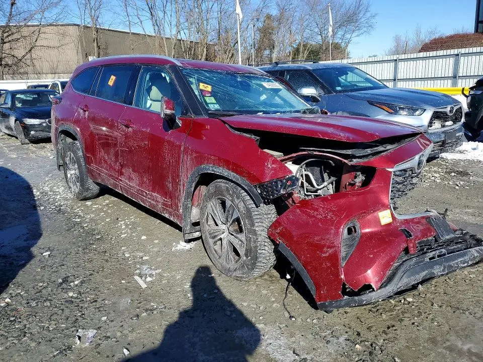 2022 TOYOTA HIGHLANDER XLE  