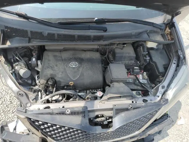 2017 TOYOTA SIENNA SE  