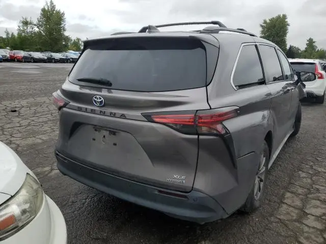 2021 TOYOTA SIENNA XLE