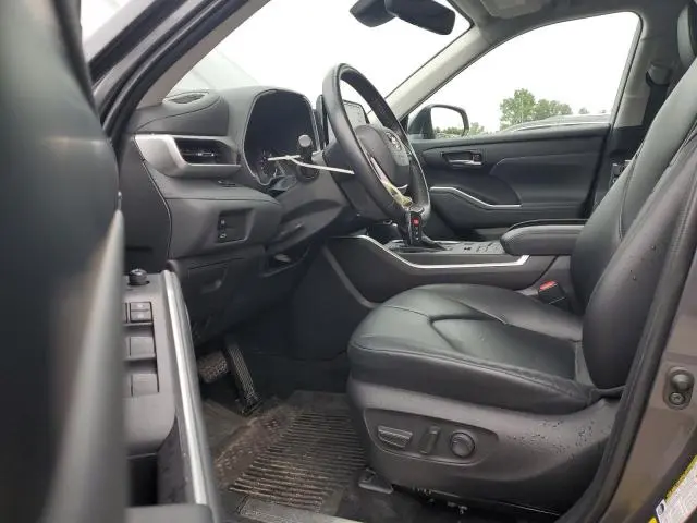 2022 TOYOTA HIGHLANDER XLE  